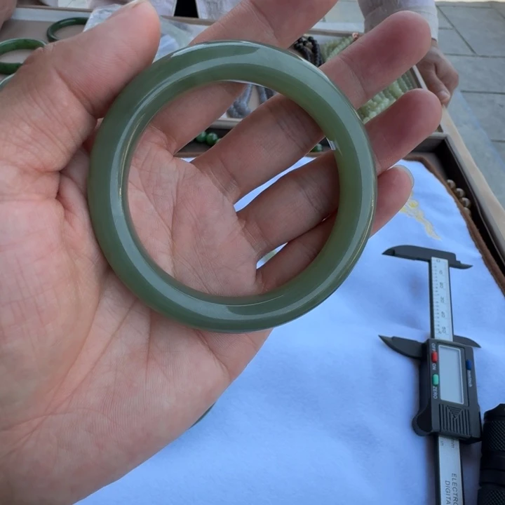 和田玉手镯未镶嵌美*