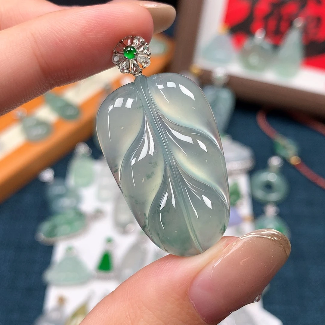 颈饰18K金镶嵌翡翠