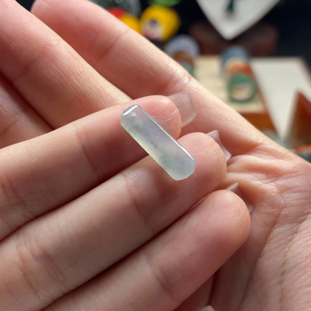 颈饰未镶嵌翡翠冰蓝不规则切割吊坠