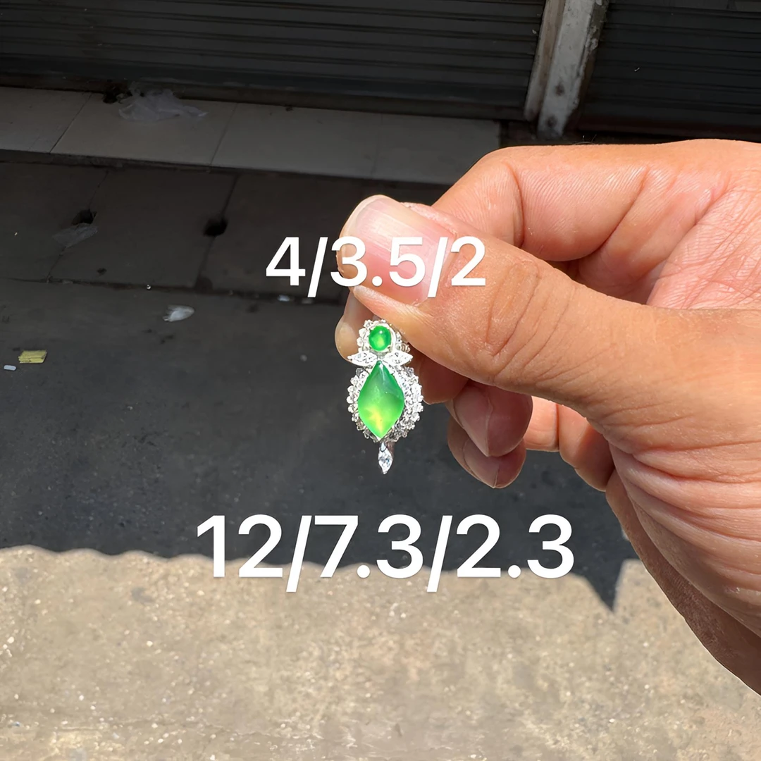 0606(小哪吒在源头)龙石种翡翠阳绿戒面干净肉细杠味荧光足M220