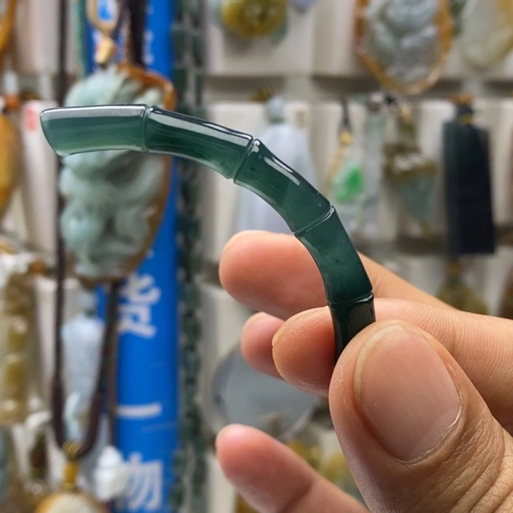 翡翠未镶嵌颈饰你