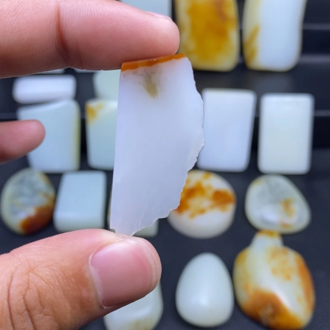 颈饰未镶嵌和田玉（糖玉）巴**卡