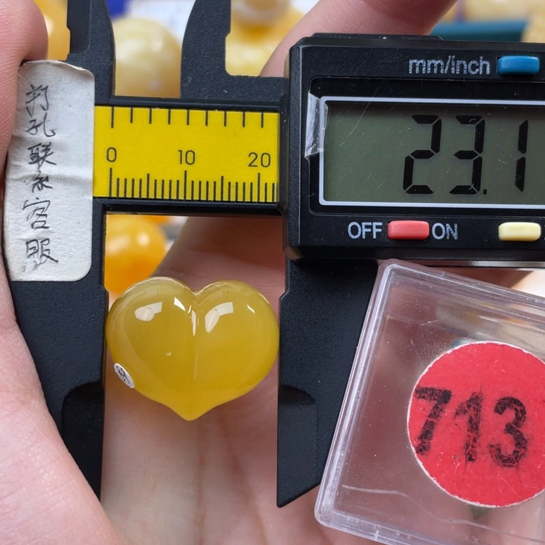 蜜蜡未镶嵌珠宝奇石