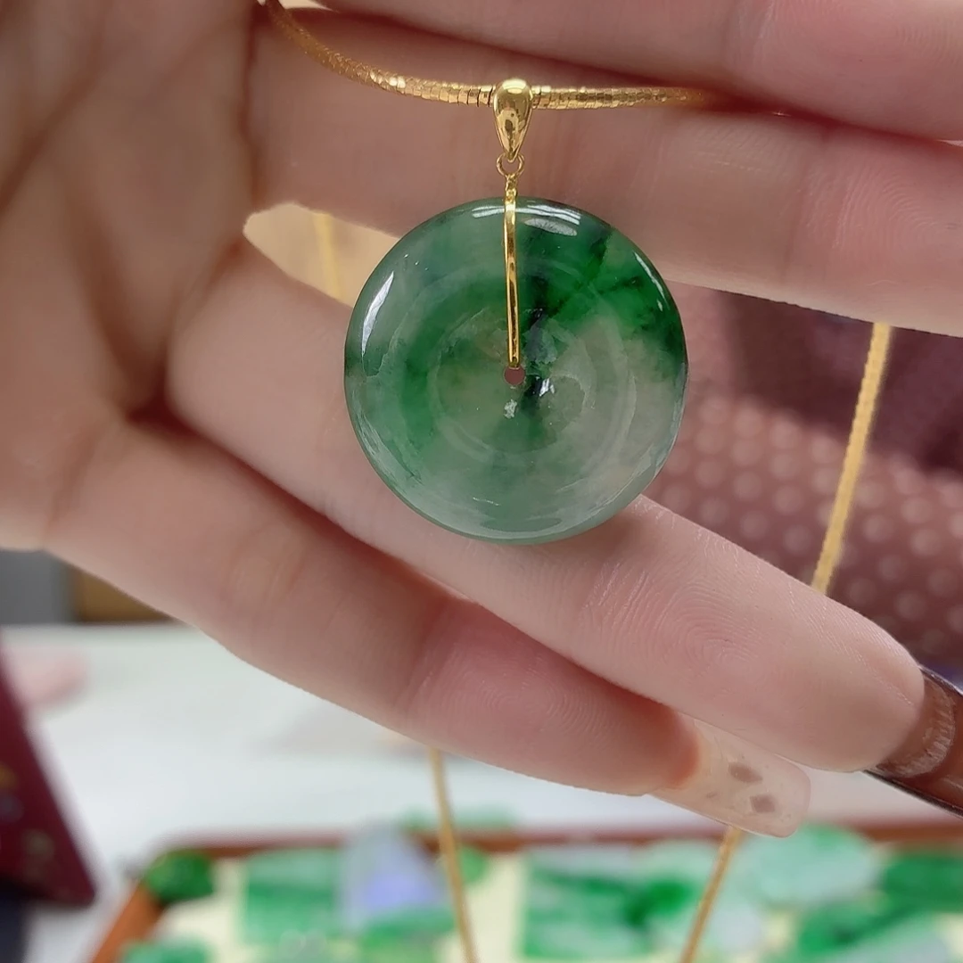 翡翠18K金镶嵌颈饰翡翠