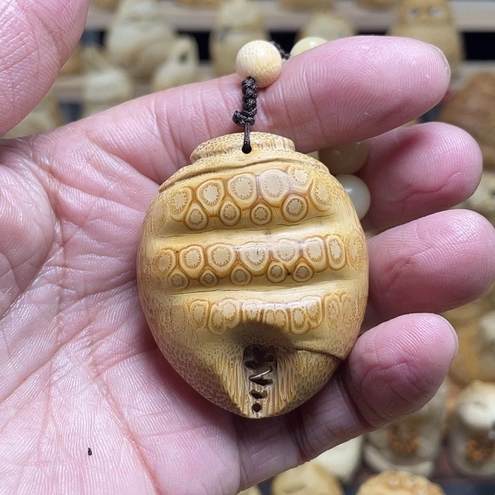 竹竹根雕手里有钱