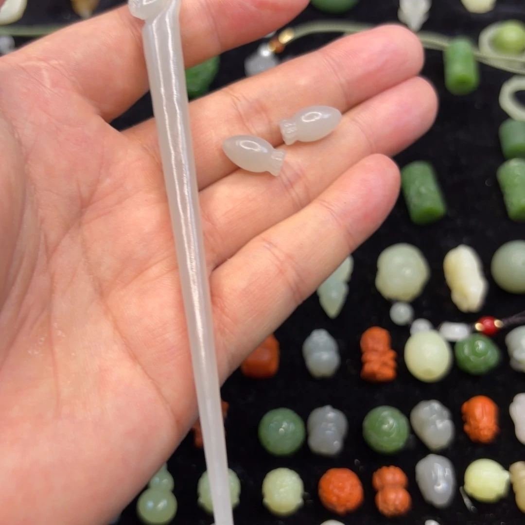 纤***睫和田玉未镶嵌颈饰拍一发一随机发