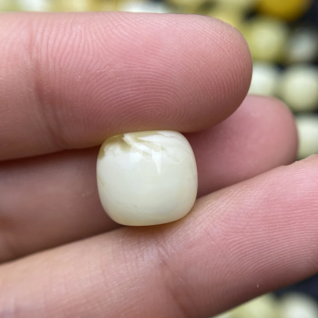 蜜蜡奶白老型配饰12.0×11.0mm，天然无优化杂裂，支持复检