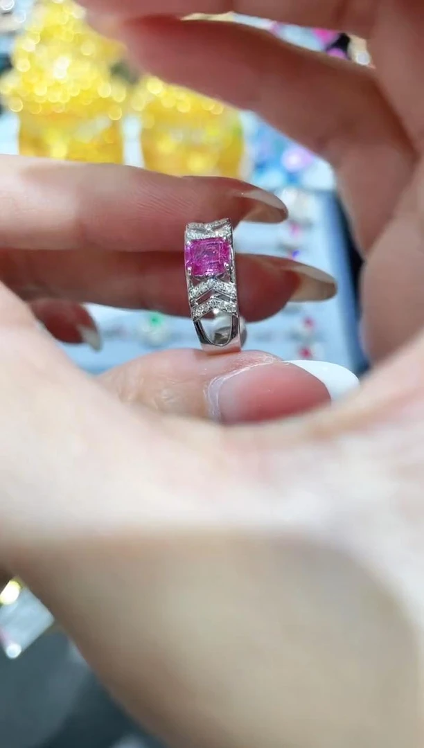 18K金镶嵌无烧彩色蓝宝石戒指