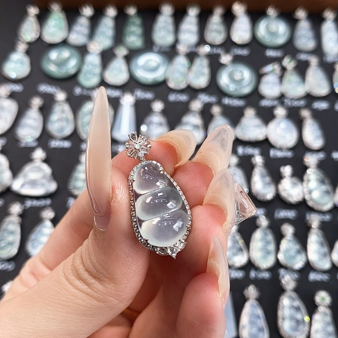 翡翠18K金镶嵌颈饰