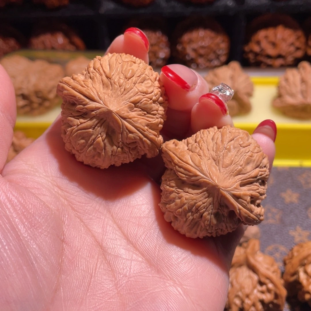 文玩核桃吊坠绣球