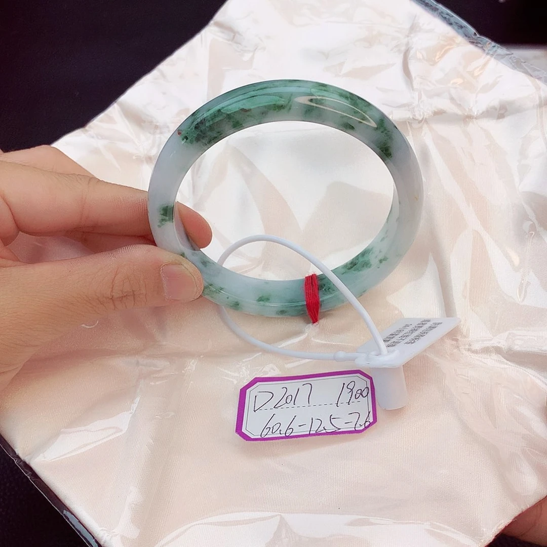 翡翠手镯未镶嵌翡翠