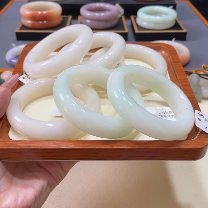 未镶嵌手镯石英岩玉三*