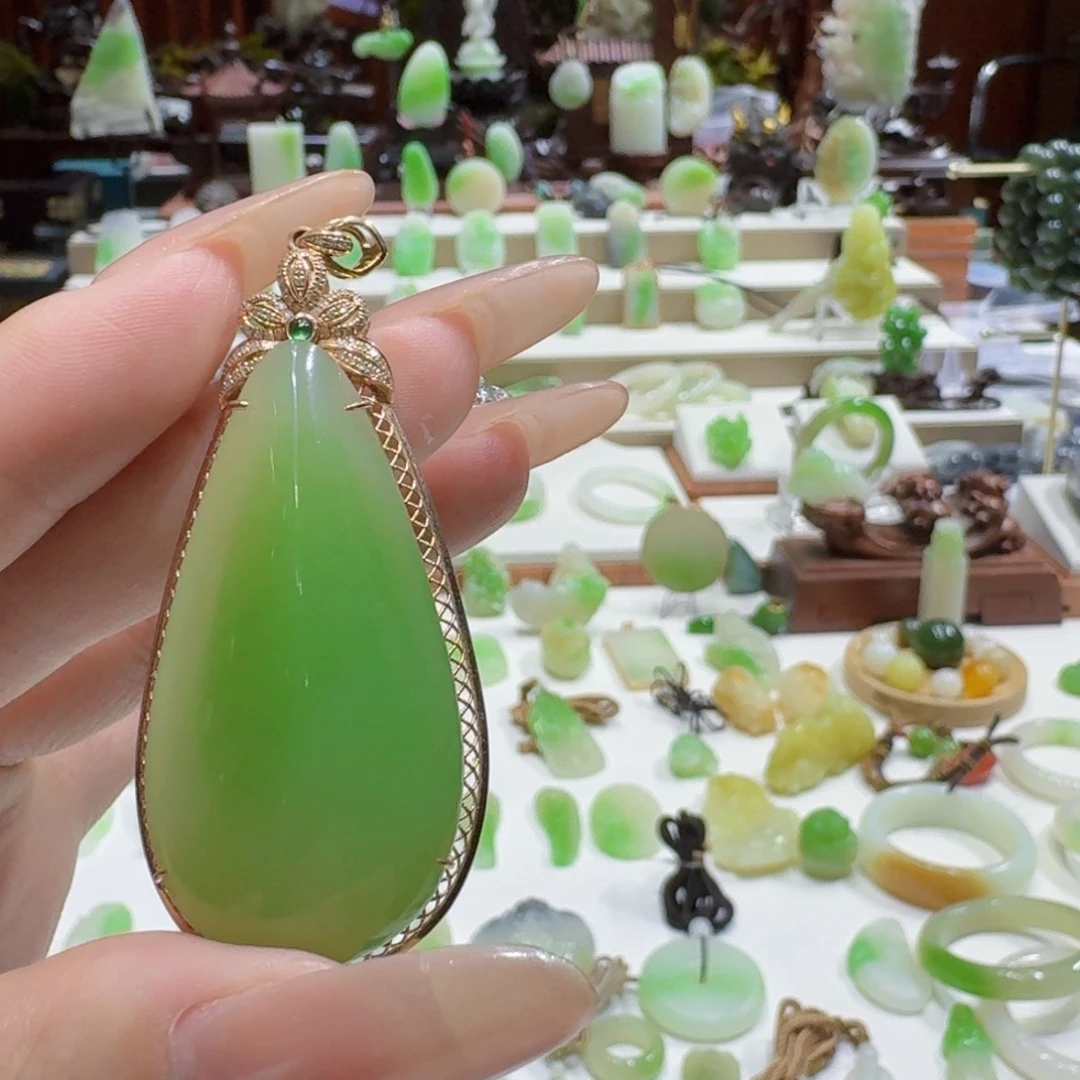 和田玉（翠青玉）18K金镶嵌把件翠青水滴