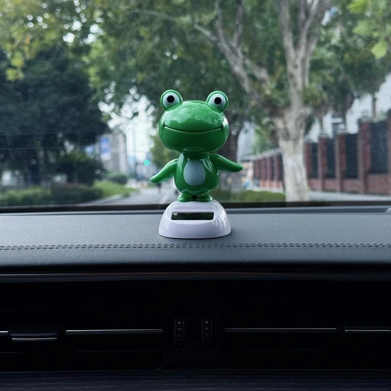 车载太阳能青蛙摆件汽车内饰装饰仪表台车顶车尾后备箱摇摆青蛙
