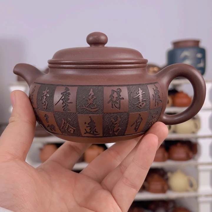 紫砂茶壶刻绘大仿古