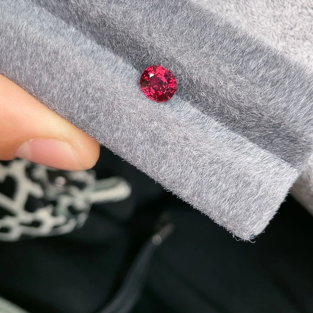石榴石裸石未镶嵌1.8Ct。