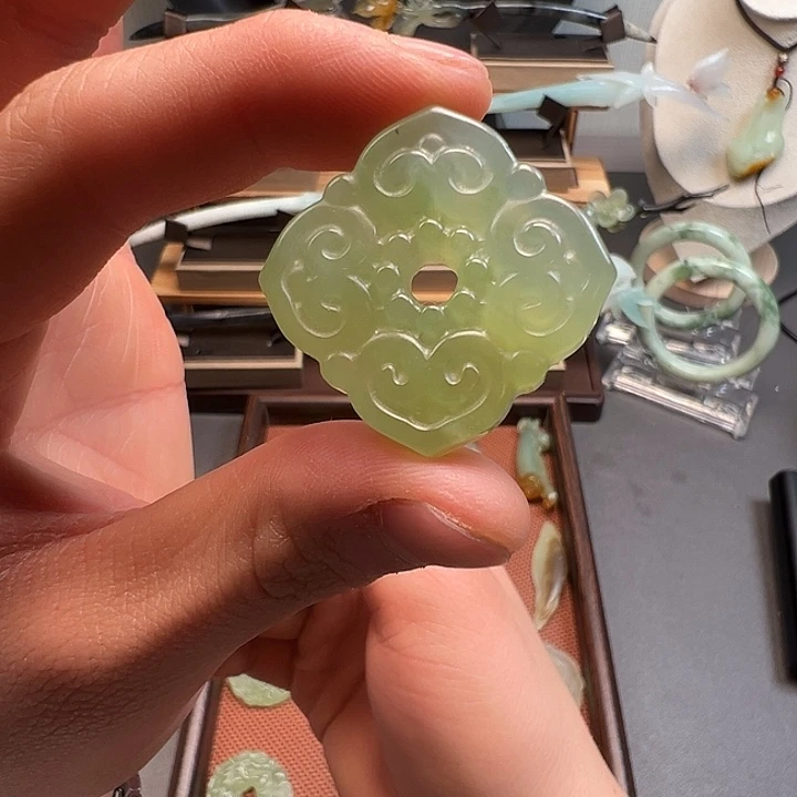 蛇纹石玉未镶嵌颈饰