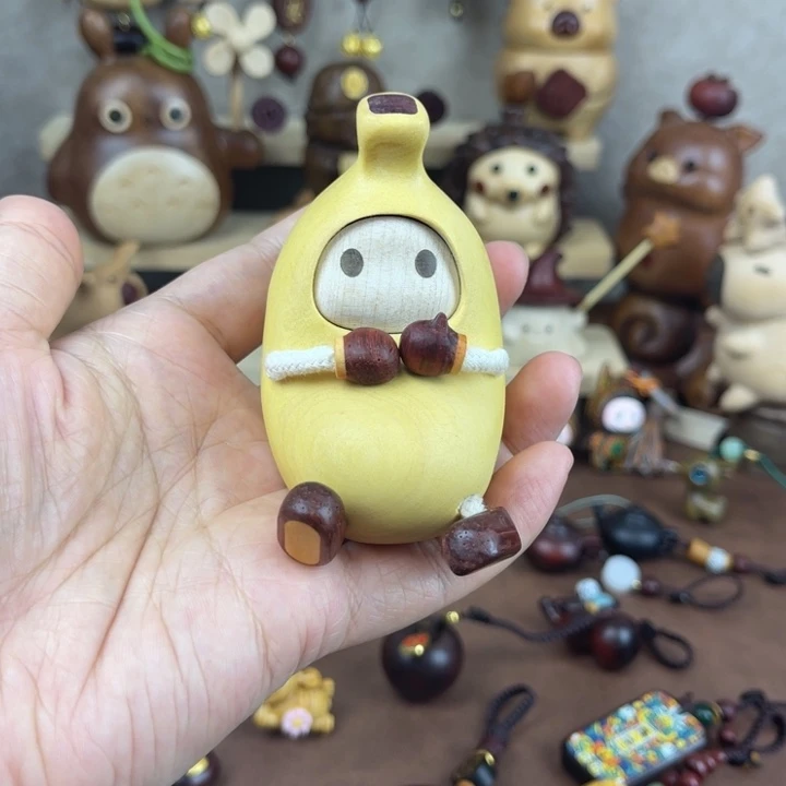 @***米黄杨木香蕉摆件一个