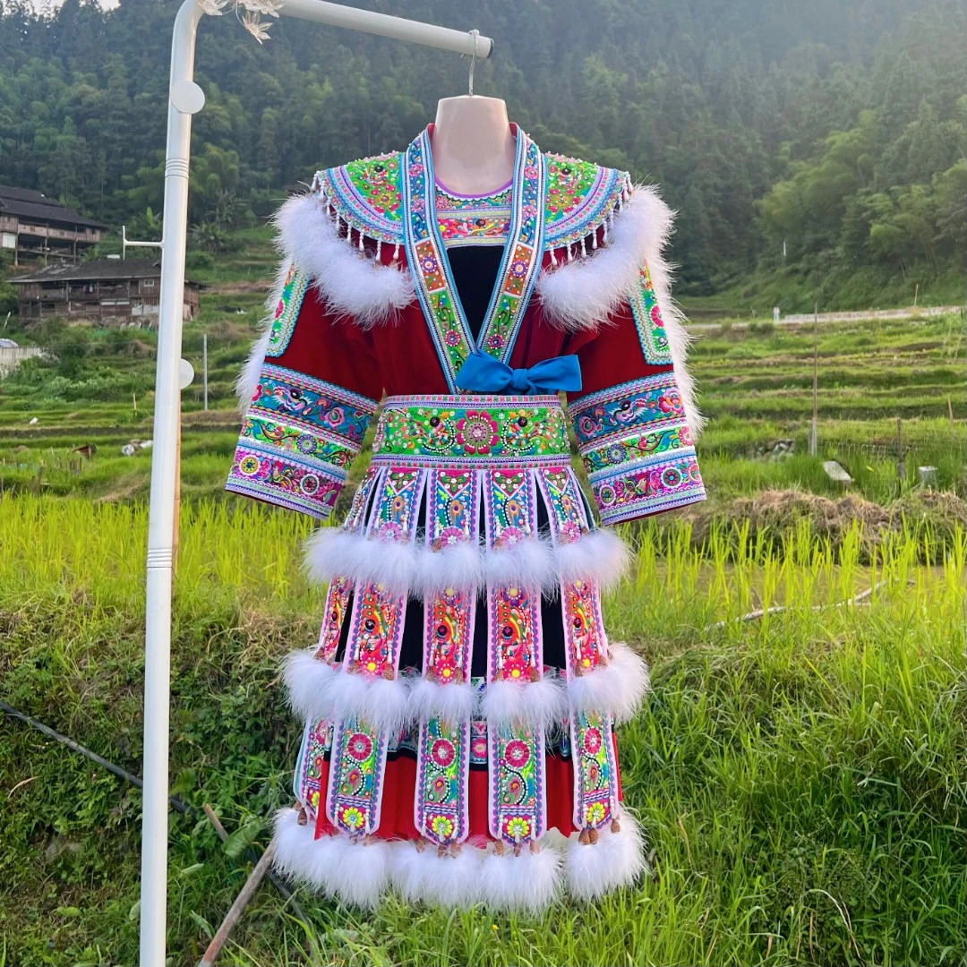 融水杆洞百鸟衣之乡苗族盛装重工艺刺绣百鸟衣苗山采摘传统果壳