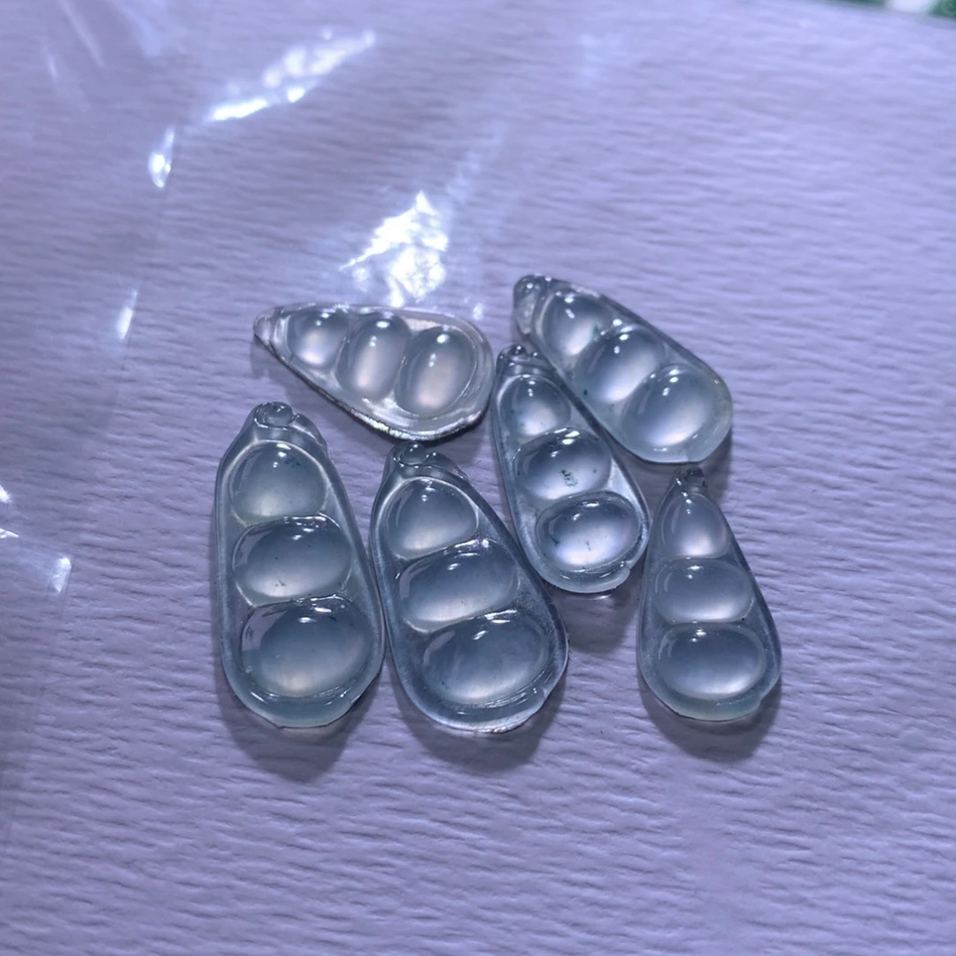 翡翠未镶嵌颈饰一手