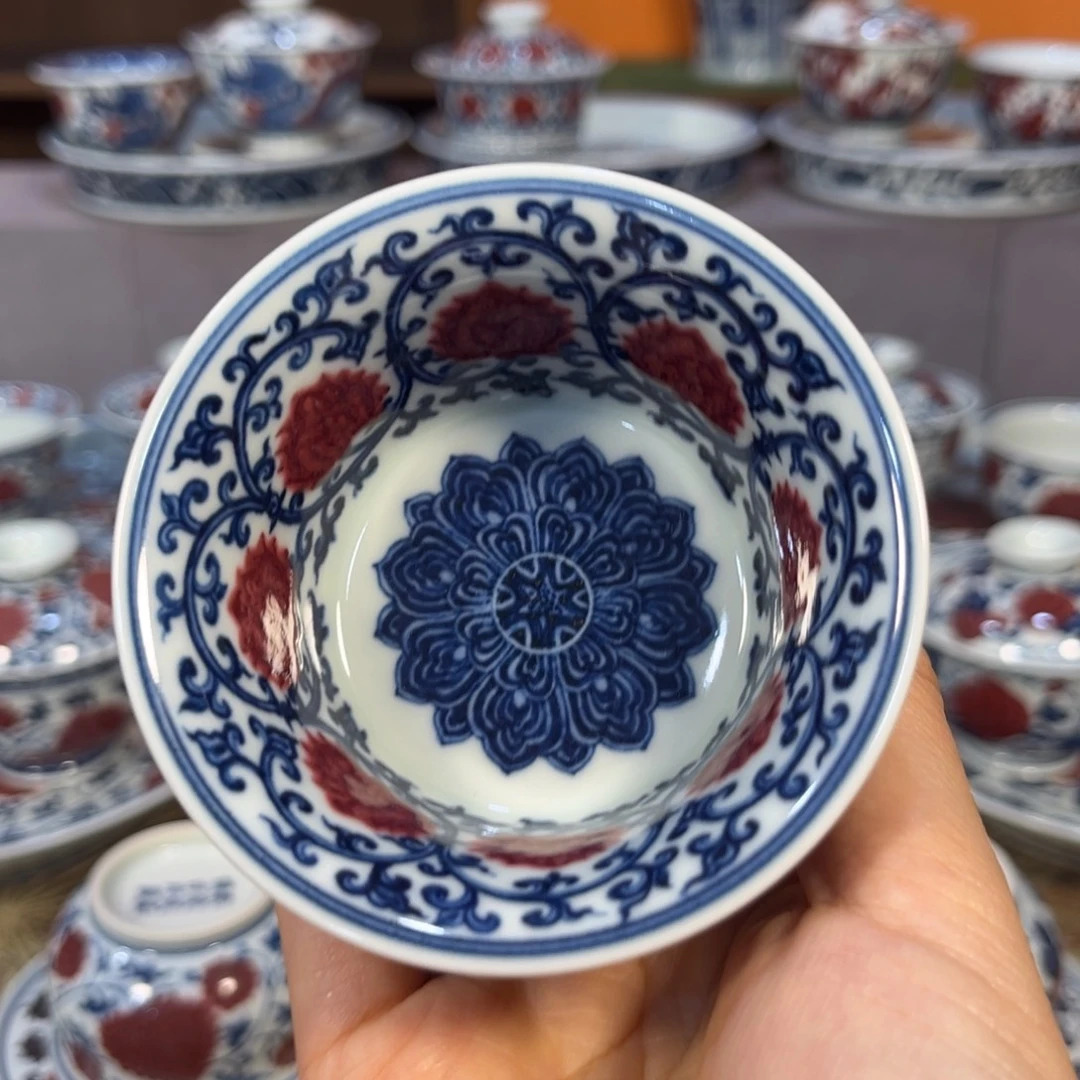 双钩线青花釉里红缠枝莲马蹄杯