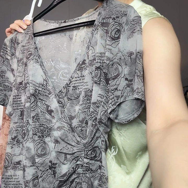 兰***儿L码灰色小衫去拍去拍