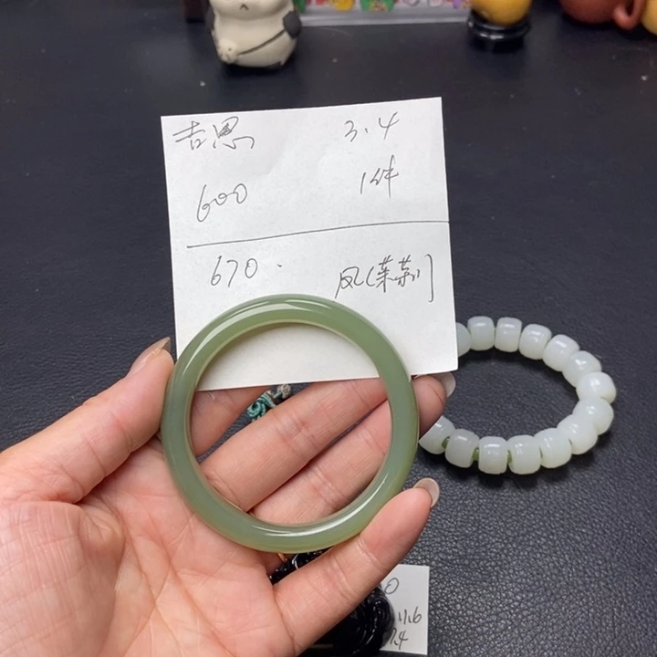 和田玉手镯未镶嵌吉*