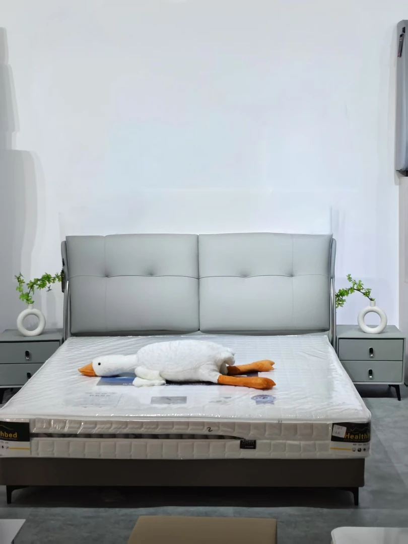 简约温馨实木框架主卧皮艺北欧大床轻奢软包床意式