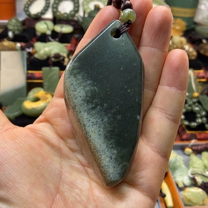 未镶嵌透闪石质玉把件