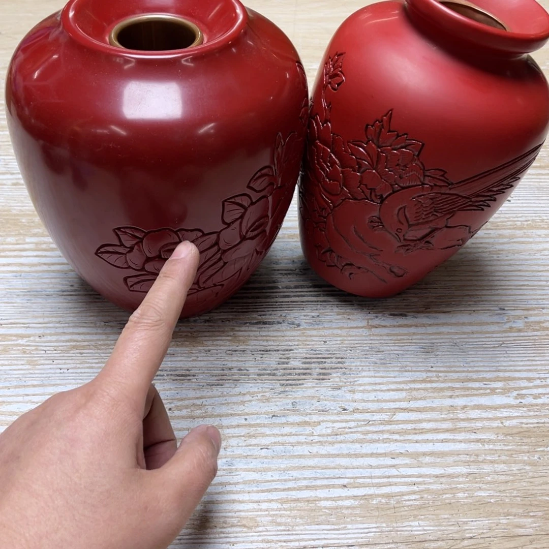 瓷片娃**器密密麻麻地排列着一个