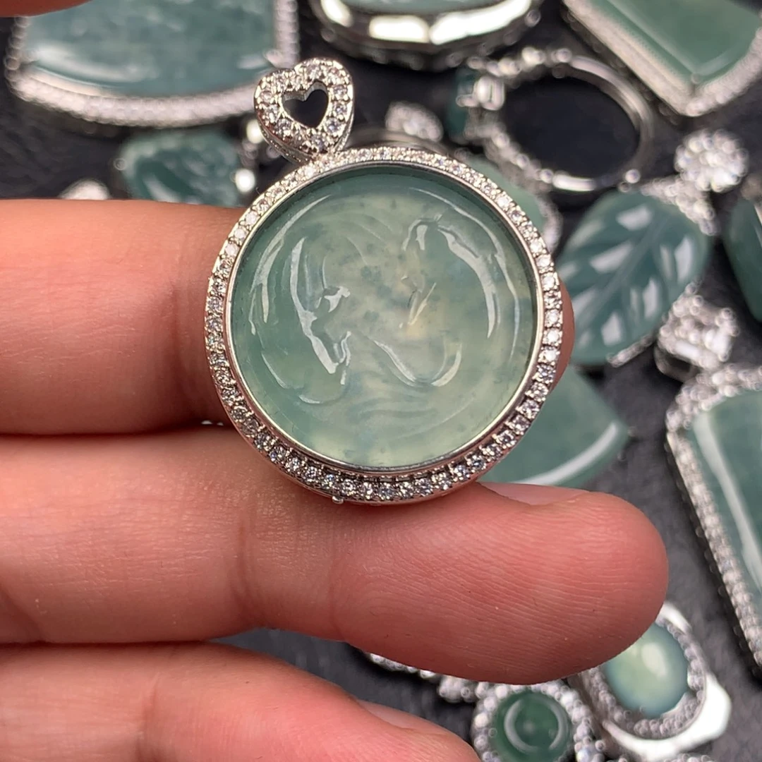 翡翠未镶嵌颈饰与你相伴