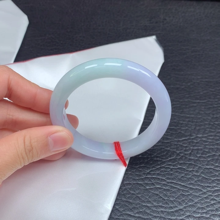 翡翠手镯未镶嵌。