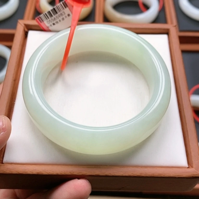 【闪购商品】未镶嵌手镯和田玉白****姐