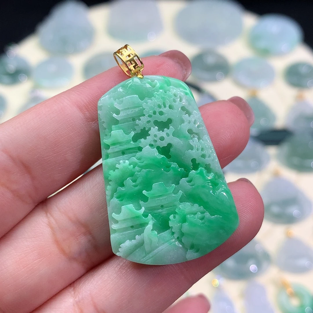 翡翠18K金镶嵌颈饰山水牌