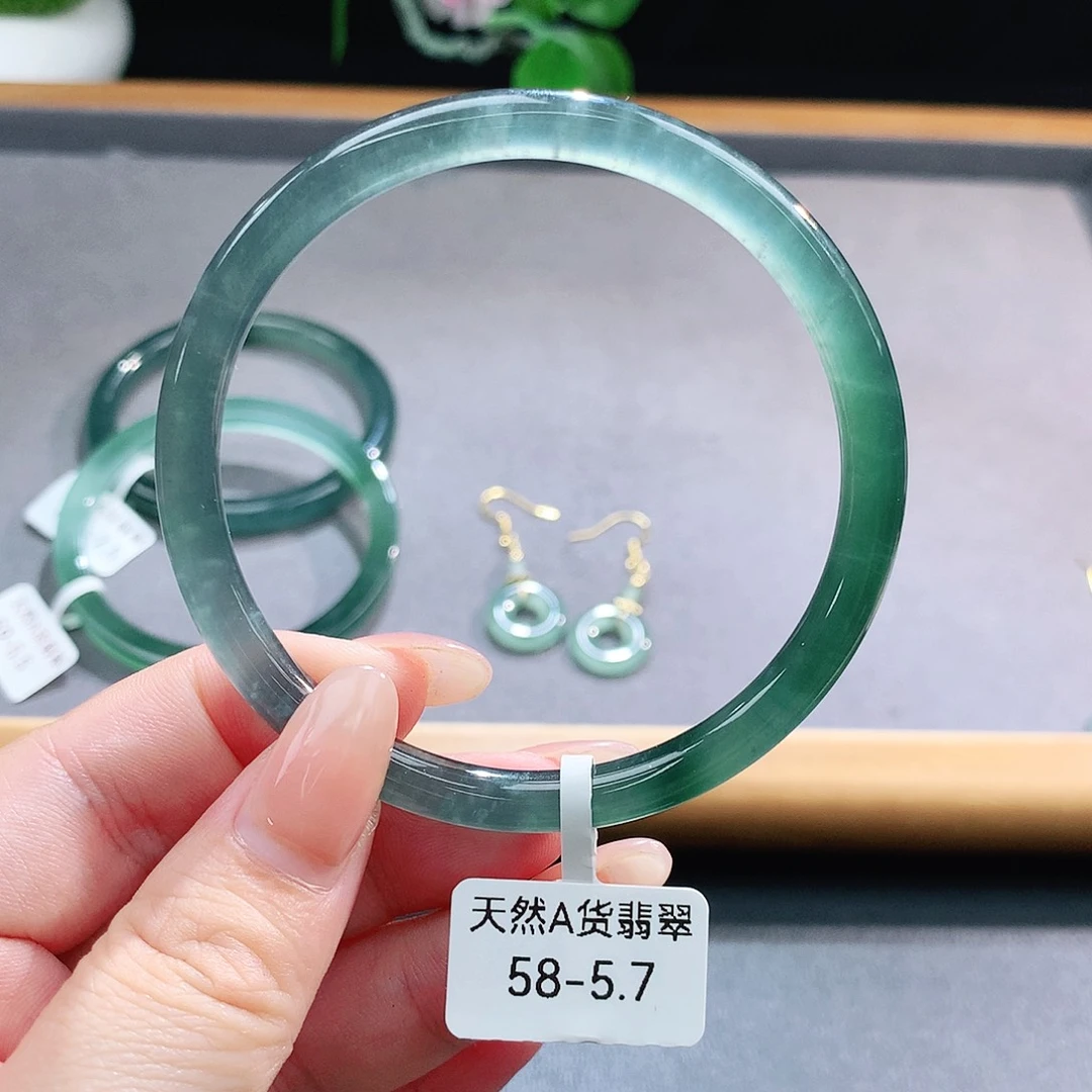 未镶嵌手镯（圆镯）翡翠