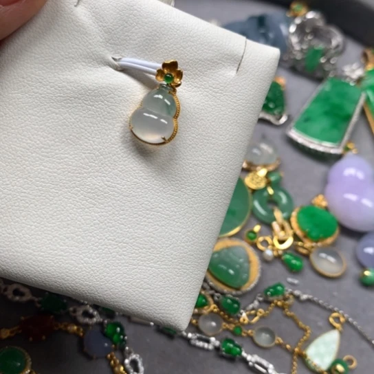 颈饰18K金镶嵌翡翠