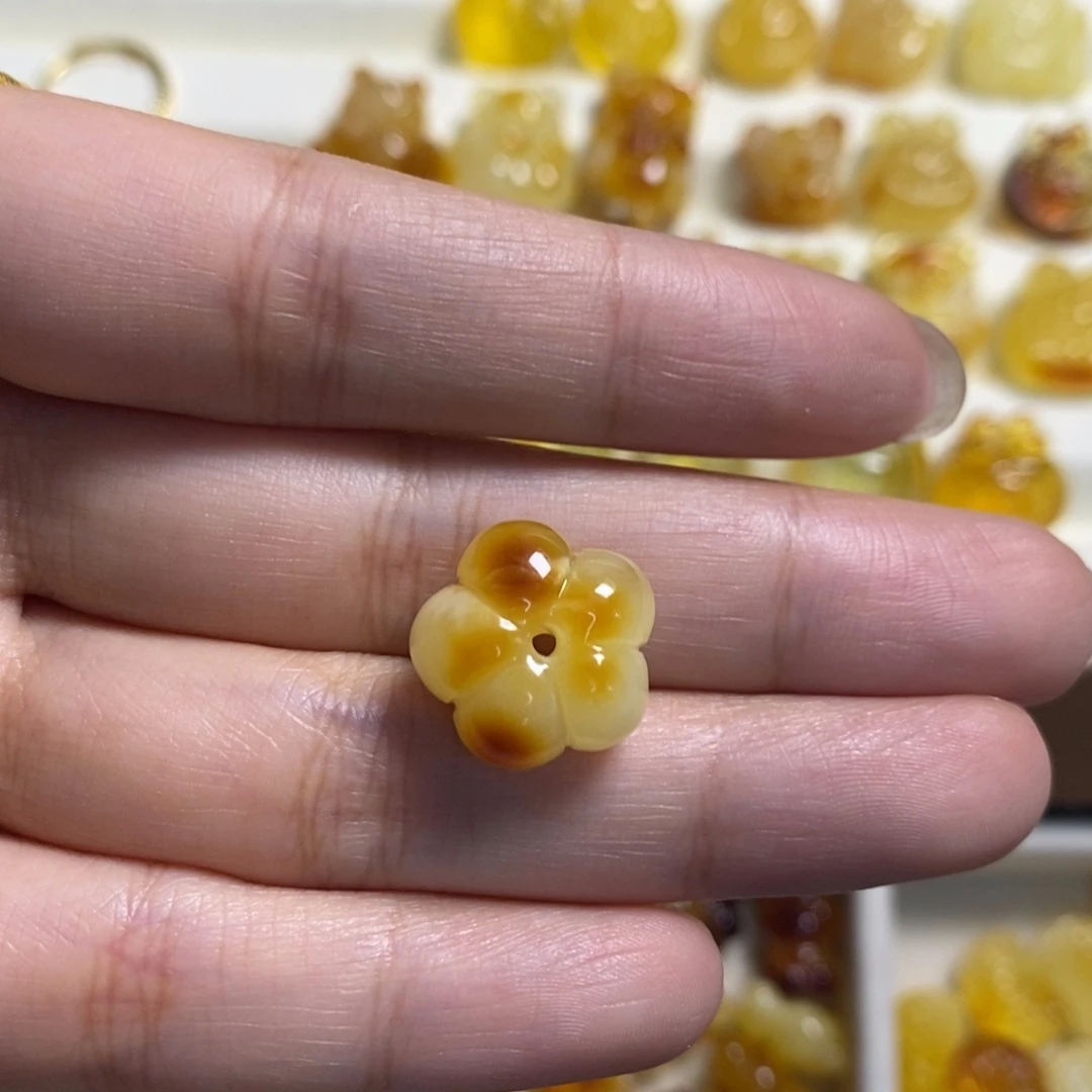 琥珀未镶嵌裸石五瓣花