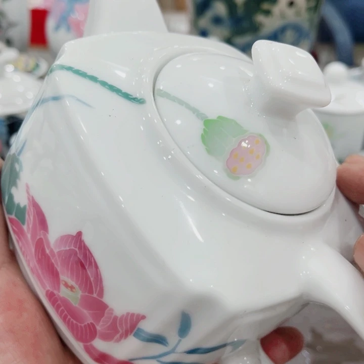 杯釉下五彩的瓷器在瓷器