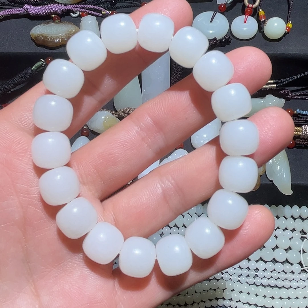 發***。和田玉未镶嵌颈饰