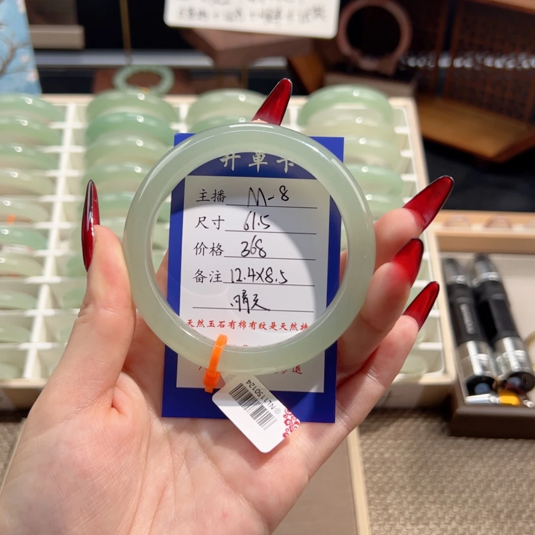 晴***嫲东陵石未镶嵌手镯