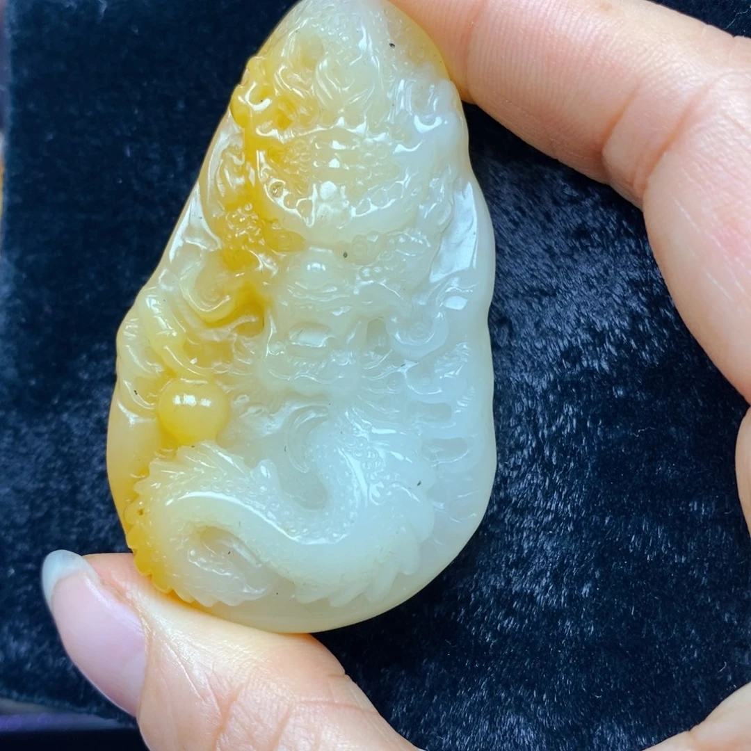 未镶嵌石英质玉（黄龙玉）颈饰