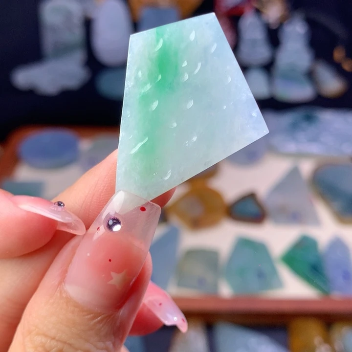 颈饰未镶嵌翡翠好