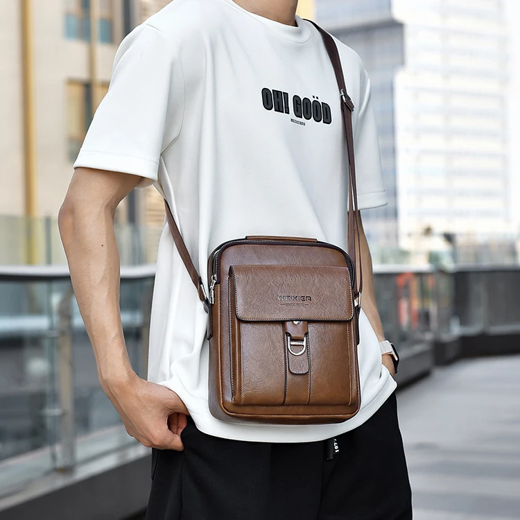 男士包包斜挎包男款高级感商务通勤单肩包邮差包防水斜挎包小方包
