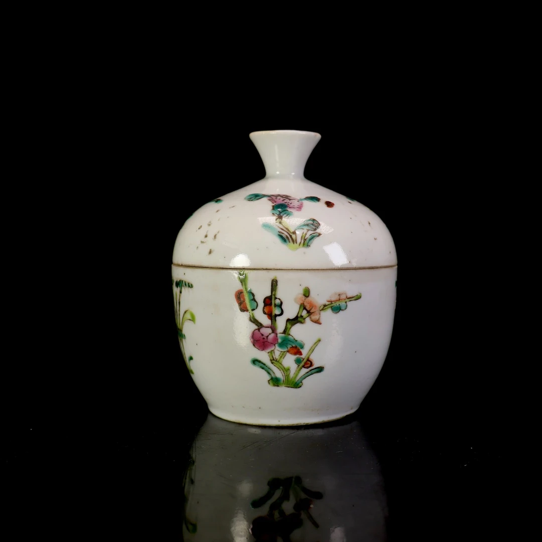 2. 清晚期粉彩四季花卉纹盖缸