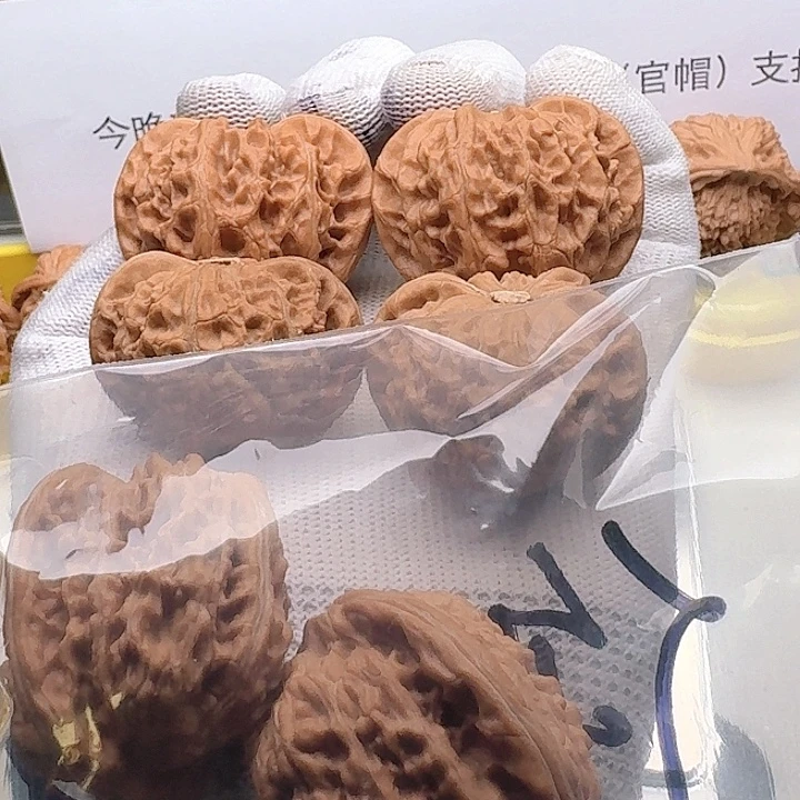 把件文玩核桃三对，四座楼，宫灯两队