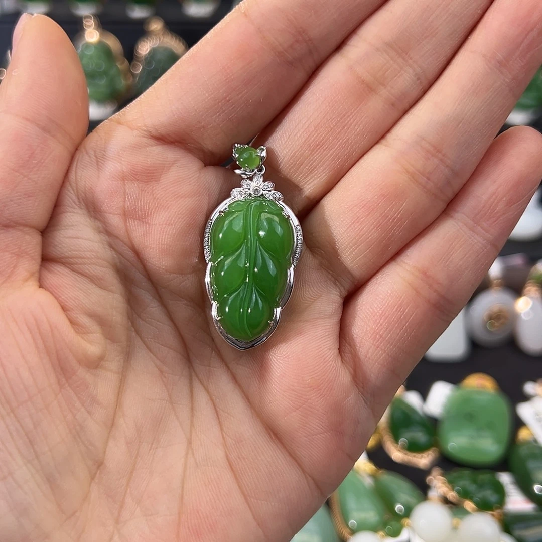 梅***子和田玉18K金镶嵌颈饰