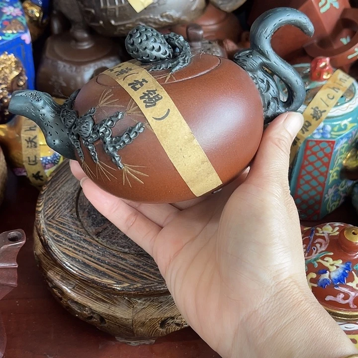茶壶红泥原矿泥料手工制作的一把紫砂壶。