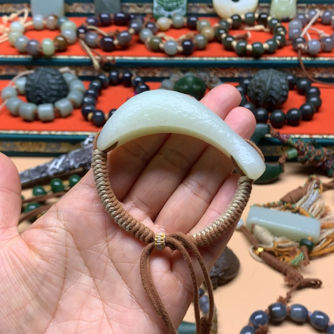 是****颈饰未镶嵌和田玉