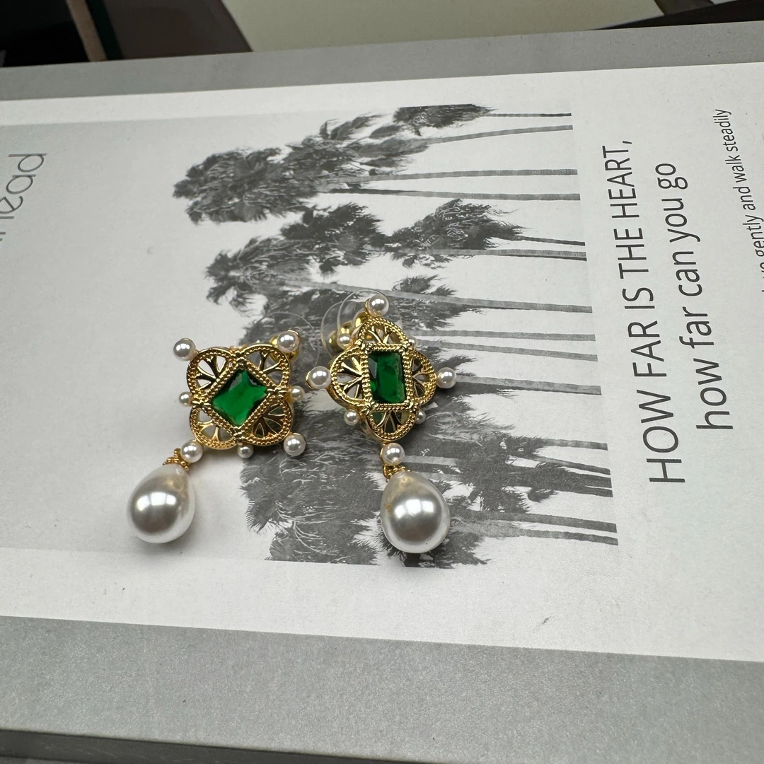 铜合金合成锆石耳饰 气质绿色法式古法中古镶嵌宫廷风耳钉ed2810