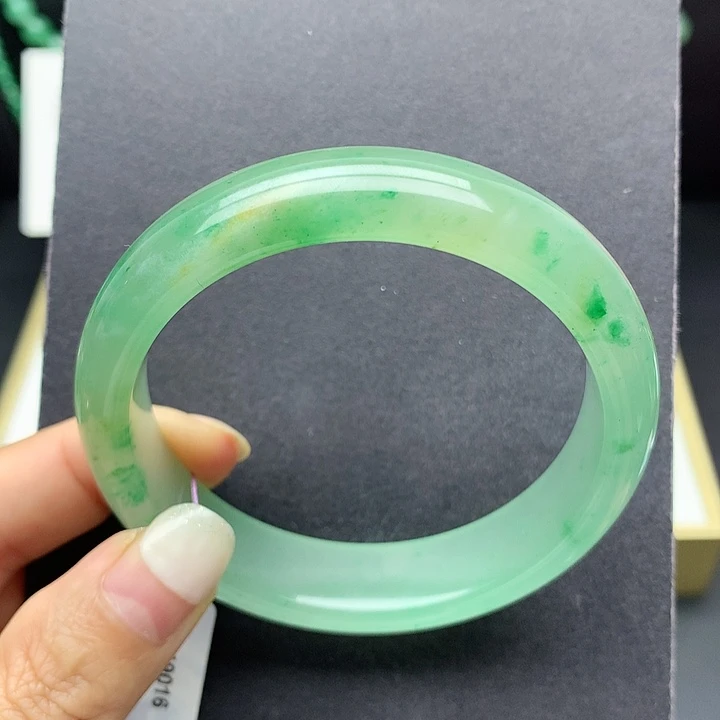 顺***鞋石英质玉未镶嵌手镯